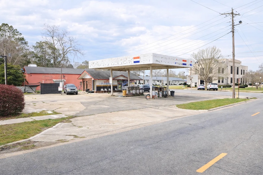 Primary Photo Of 300 N Hutchinson Ave, Adel Service Station For Sale