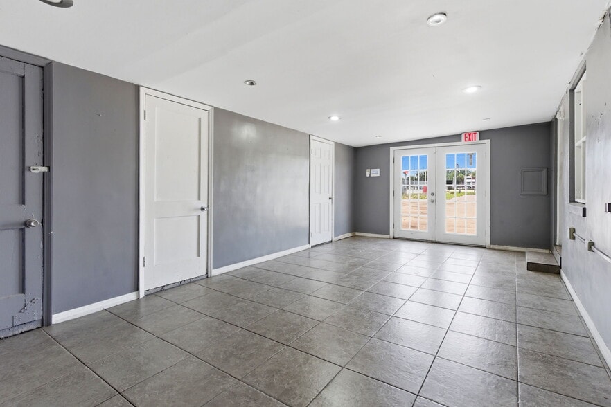 More Photos Of 8710 E Colonial Dr, Orlando Auto Dealership For Lease