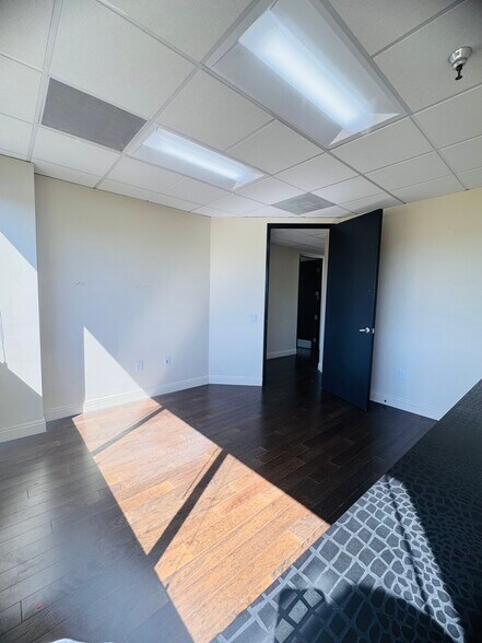 More Photos Of 21731 Ventura Blvd, Woodland Hills Medical For Lease