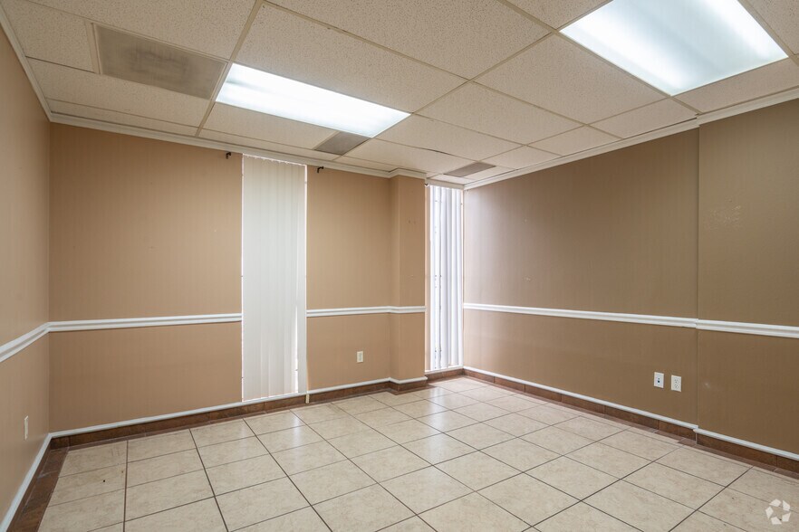 More Photos Of 4615 N I-45, Houston Unknown For Lease