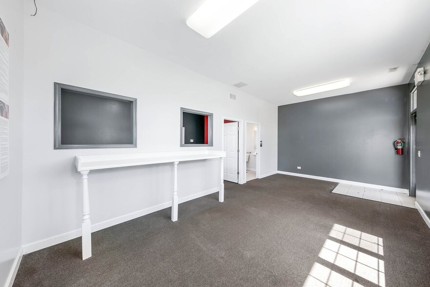 More Photos Of 2551 W Division St, Joliet Office For Lease