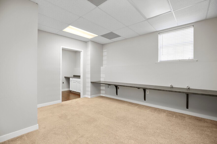 More Photos Of 10708 Ballantraye Dr, Fredericksburg Medical For Sale