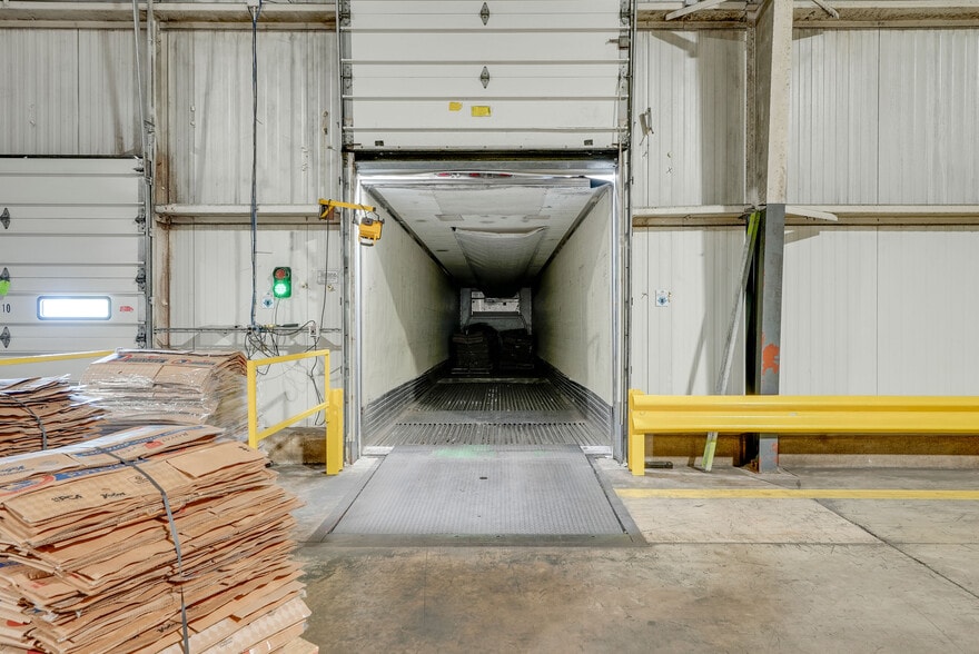 More Photos Of 400 Great Lakes Pky, Bellevue Warehouse For Sale