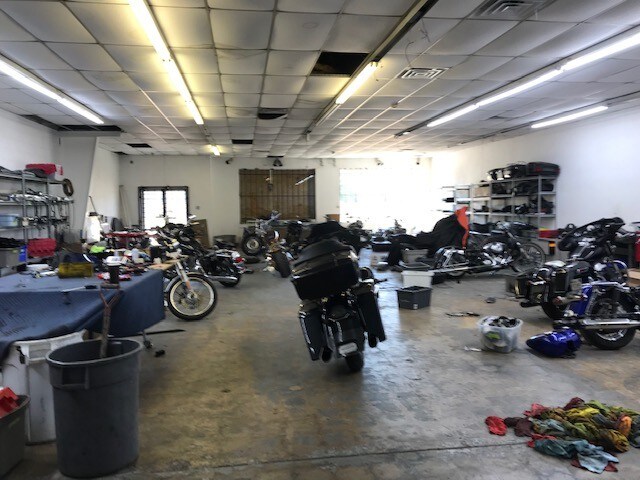 More Photos Of 8326-8330 Harry Hines Blvd, Dallas Auto Repair For Lease
