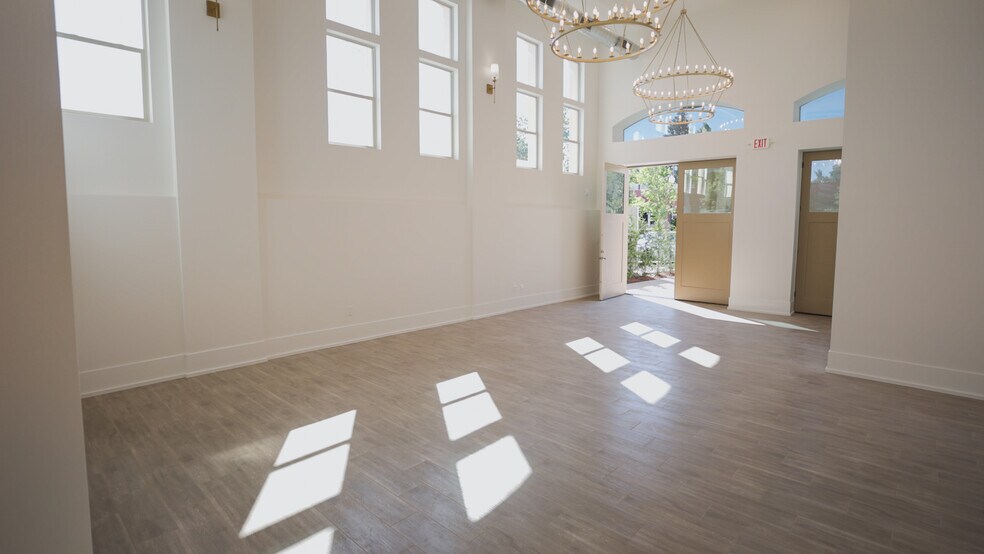 More Photos Of 550 N 1st St, Woodburn Office For Sale