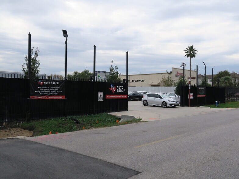 More Photos Of 6011 Skyline Dr, Houston Auto Dealership For Lease