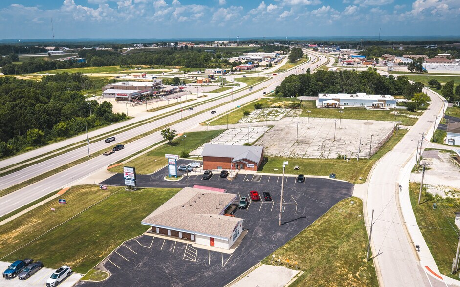 More Photos Of 575 Marshall Dr, Saint Robert Office For Sale