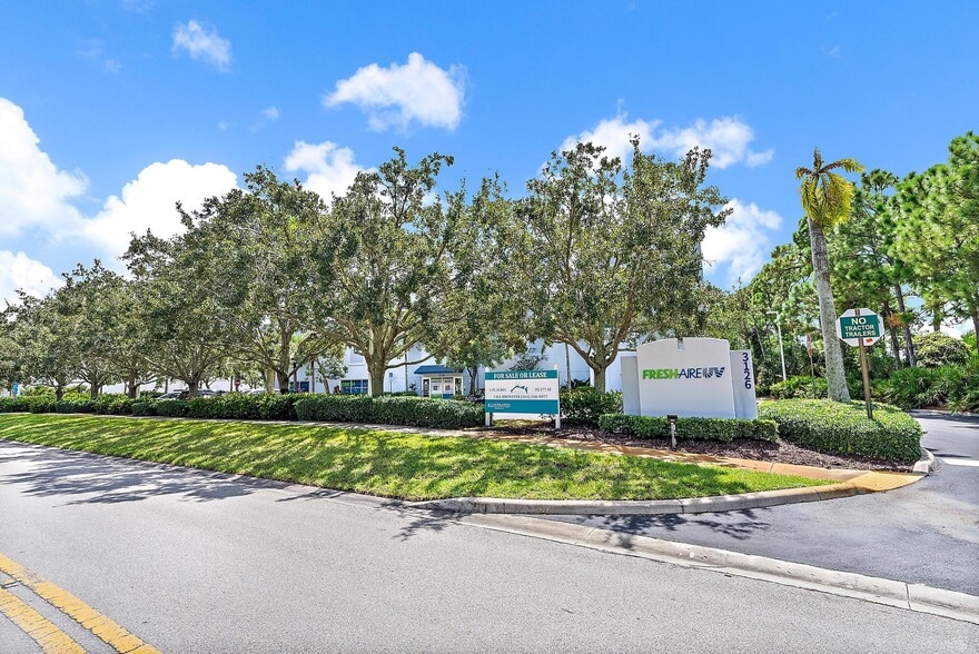 More Photos Of 3126 Jupiter Park Dr, Jupiter Warehouse For Lease
