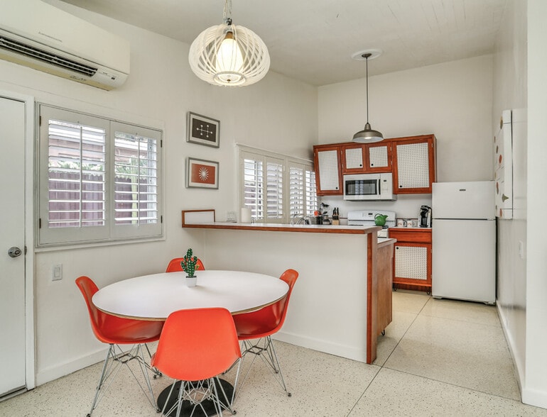 More Photos Of 225 W Baristo Rd, Palm Springs Hotel For Sale