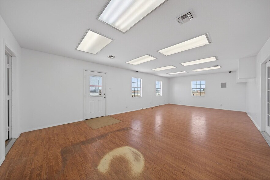 More Photos Of 3215 Zanderson Ave, Jourdanton Loft Creative Space For Lease