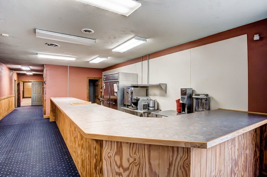 More Photos Of 20660 W Bowling Green Road, Weston Auto Repair For Lease