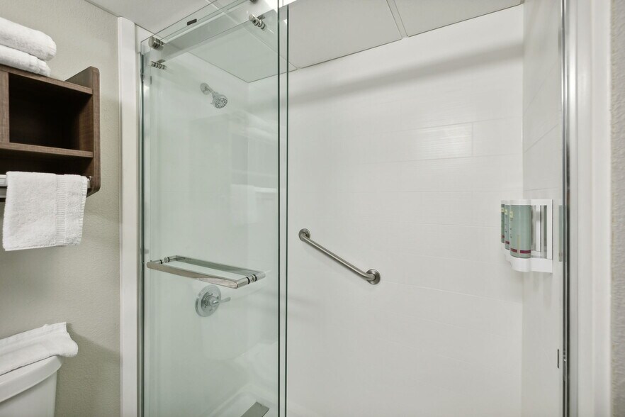 More Photos Of 126 Expressway Dr, Manchester Hotel For Sale