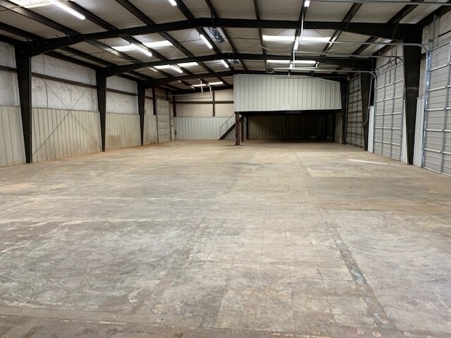 More Photos Of 406-408 Ambassador row, Longview Light Distribution For Lease