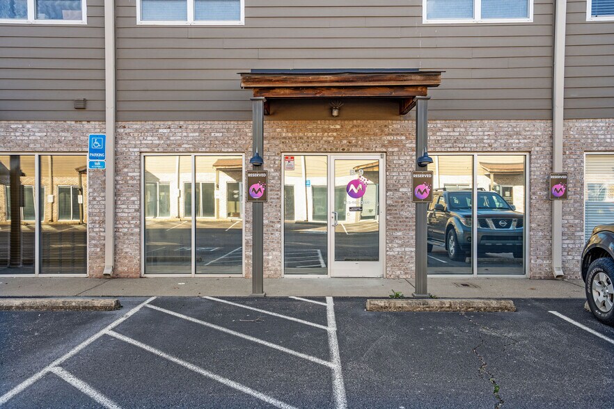 More Photos Of 4922 Port Royal Rd, Spring Hill Showroom For Lease