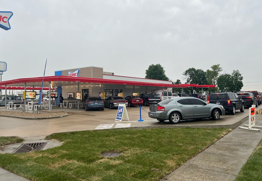 Primary Photo Of 929 Springfield rd, Taylorville Fast Food For Sale