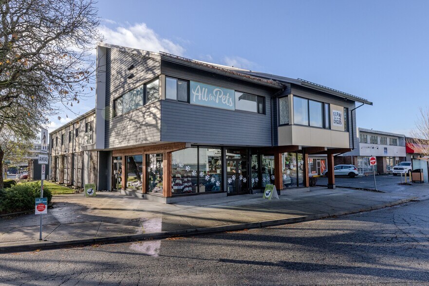 More Photos Of 5641 Cowrie St, Sechelt General Retail For Sale