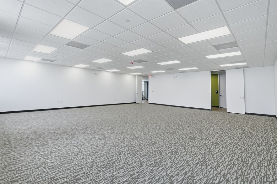 More Photos Of 611 Choctaw Ln, Katy Distribution For Lease