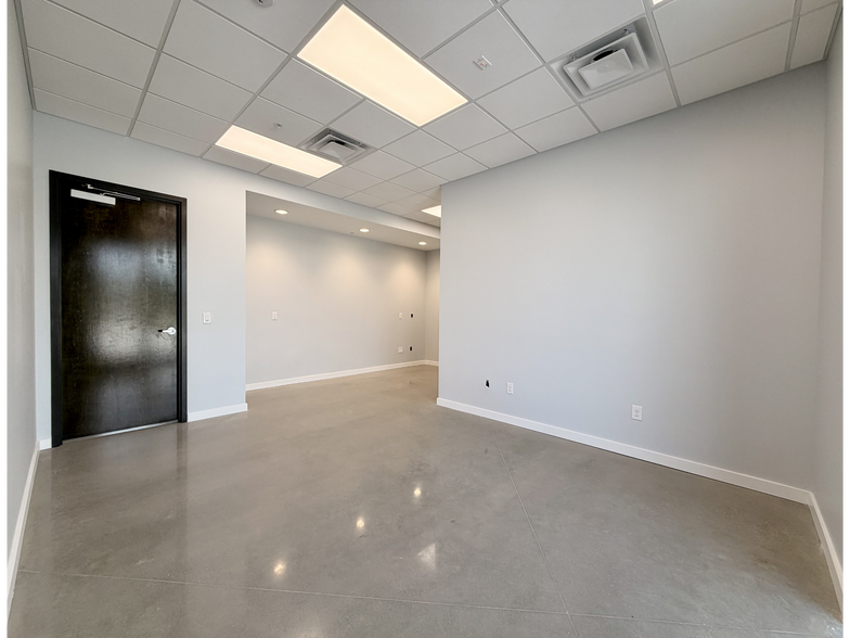 More Photos Of 3929 Pipkin Rd, Lakeland Warehouse For Lease