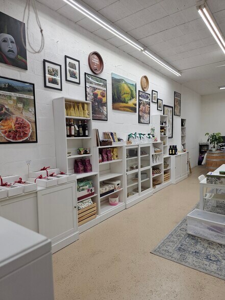 More Photos Of 2420-2426 N Dixie Hwy, Wilton Manors Light Distribution For Lease