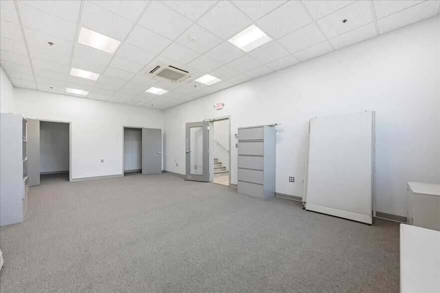 More Photos Of 173 Cross Rd, Waterford Auto Repair For Lease