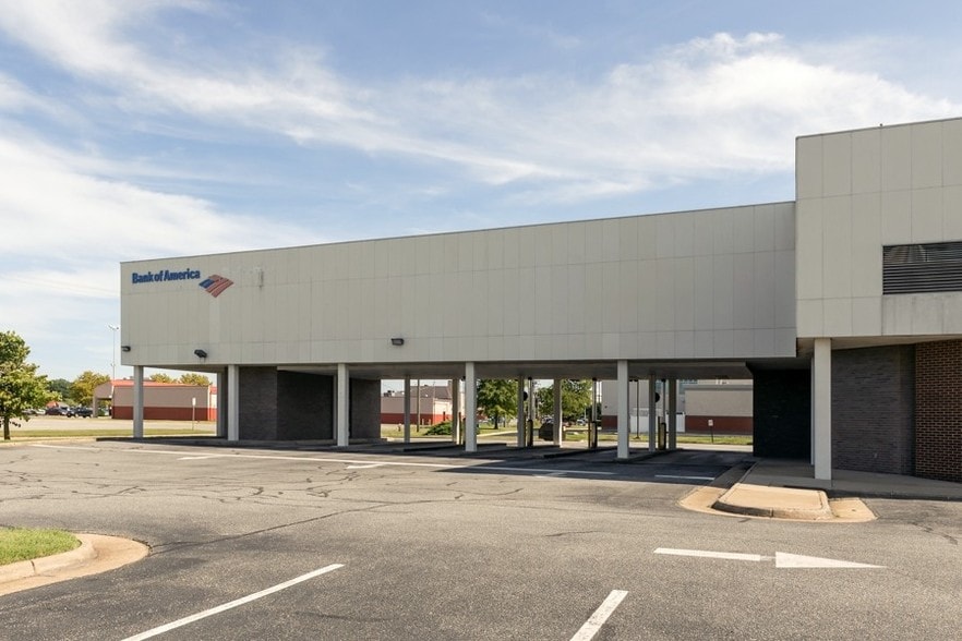More Photos Of 2030 Coliseum Dr, Hampton Bank For Lease