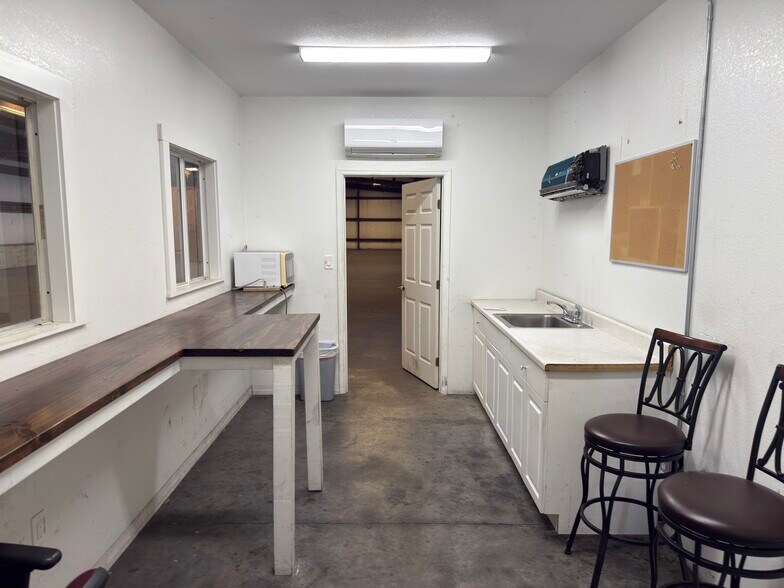 More Photos Of 5469 Williamsburg Dr, Punta Gorda Warehouse For Lease