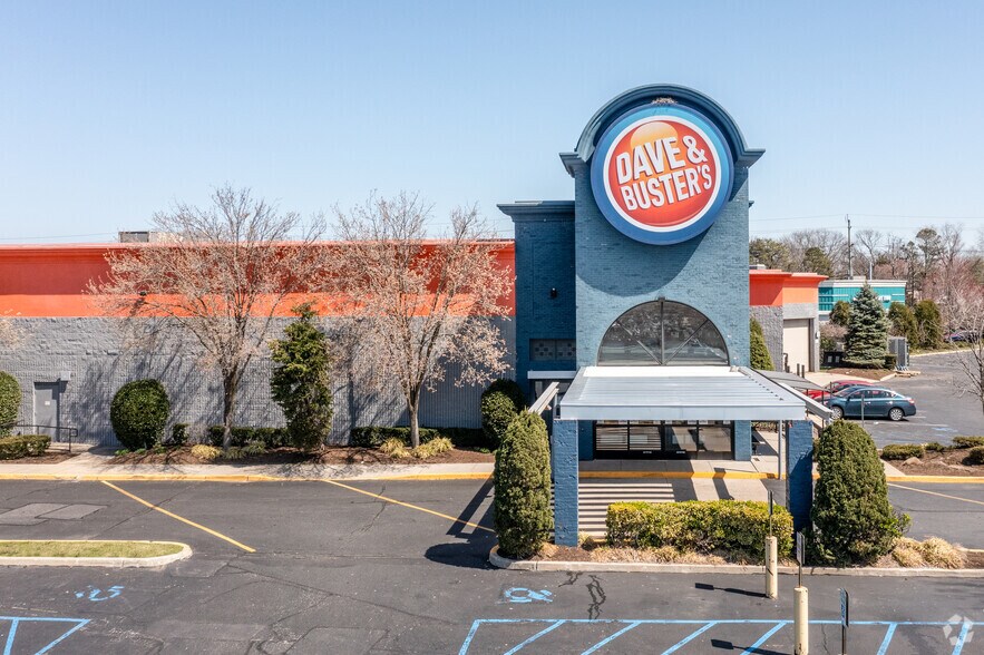 More Photos Of 1750 Veterans Memorial Hwy, Islandia Freestanding For Lease
