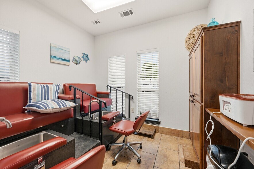 More Photos Of 8624 Davis Blvd, North Richland Hills General Retail For Lease