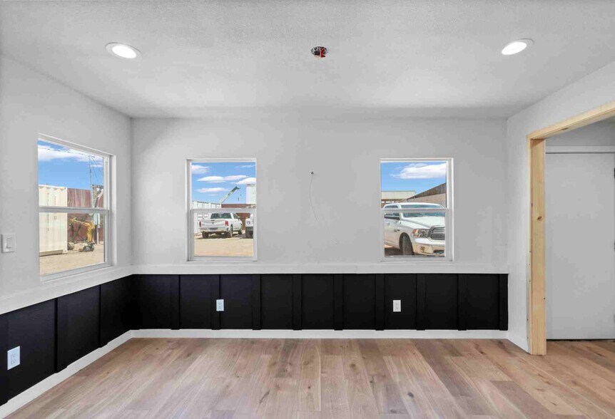 More Photos Of 427 S 31st Ave, Phoenix Service For Sale