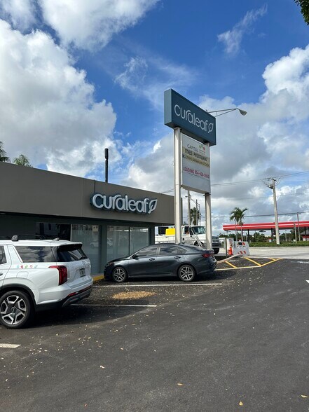 More Photos Of 2900-3050 Country Club Ln, Hallandale Beach Freestanding For Lease