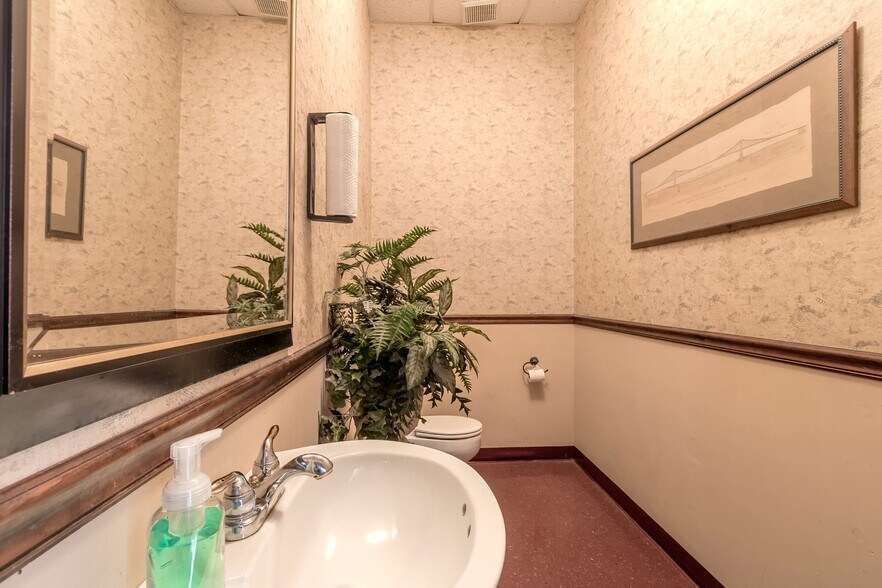 More Photos Of 1036 Derbyshire Rd, Daytona Beach Office For Sale