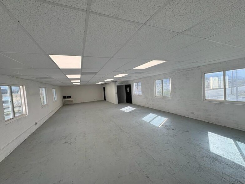 More Photos Of 8111 San Fernando Rd, Sun Valley Research And Development For Lease