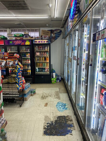 More Photos Of 3 S Parkway E, Memphis Convenience Store For Sale
