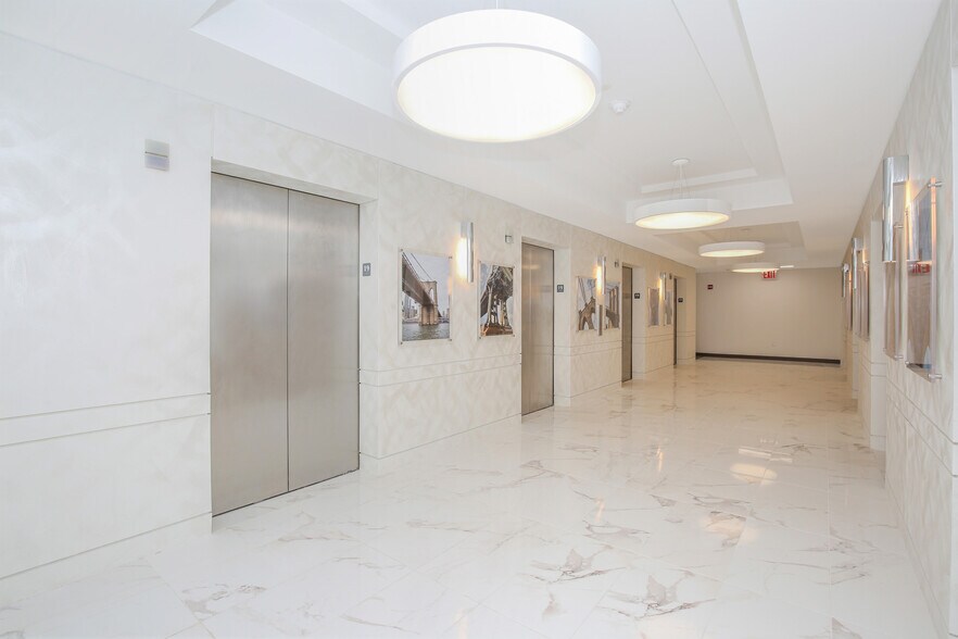 More Photos Of 633 Third Ave, New York Office For Lease