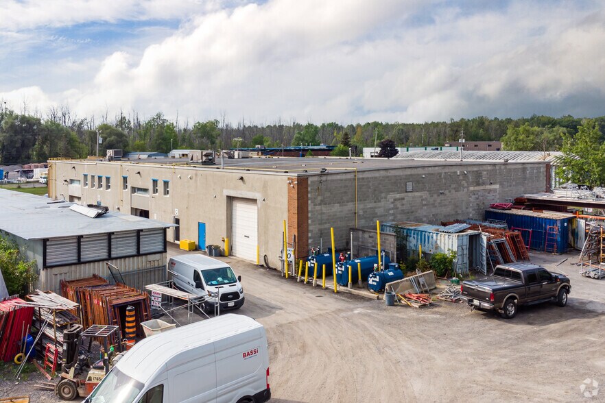 More Photos Of 2575-2591 Del Zotto Ave, Ottawa Warehouse For Lease