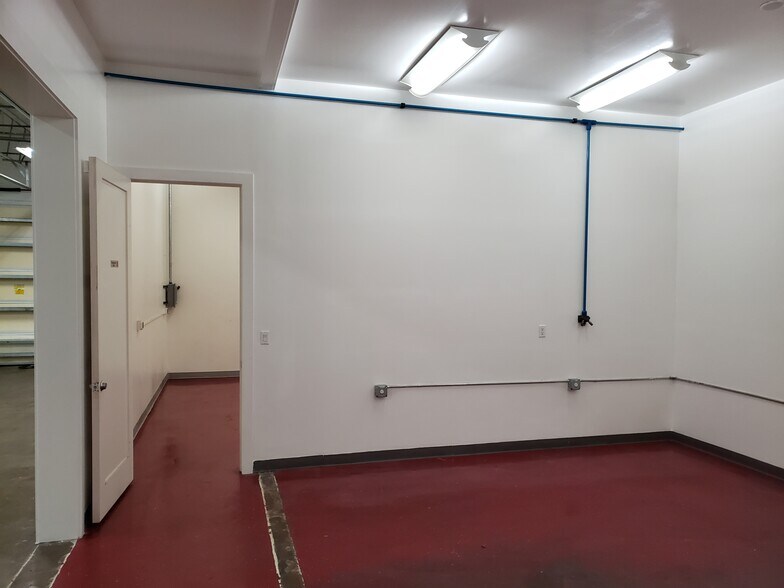 More Photos Of 3059-3061 SE Monroe St, Stuart Warehouse For Lease