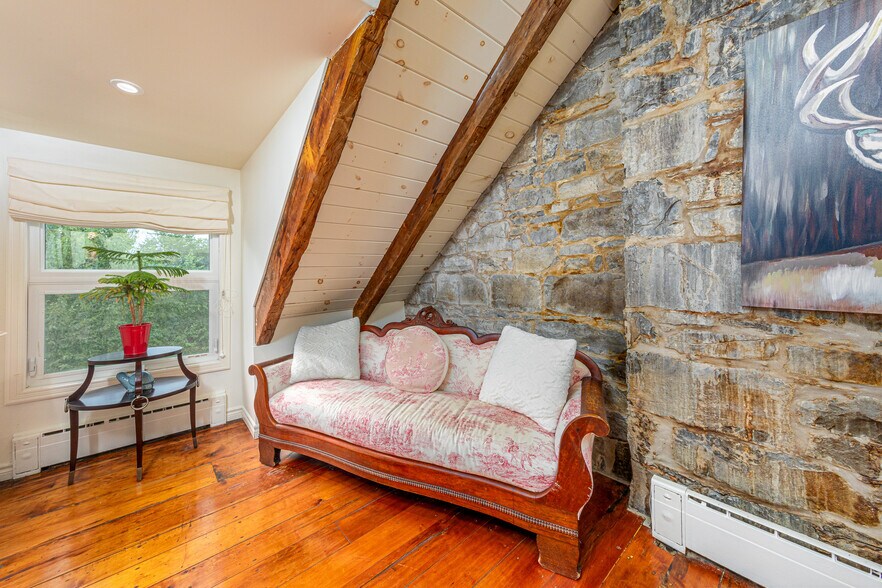 More Photos Of 8 Starr Pl, Kingston Hospitality For Sale