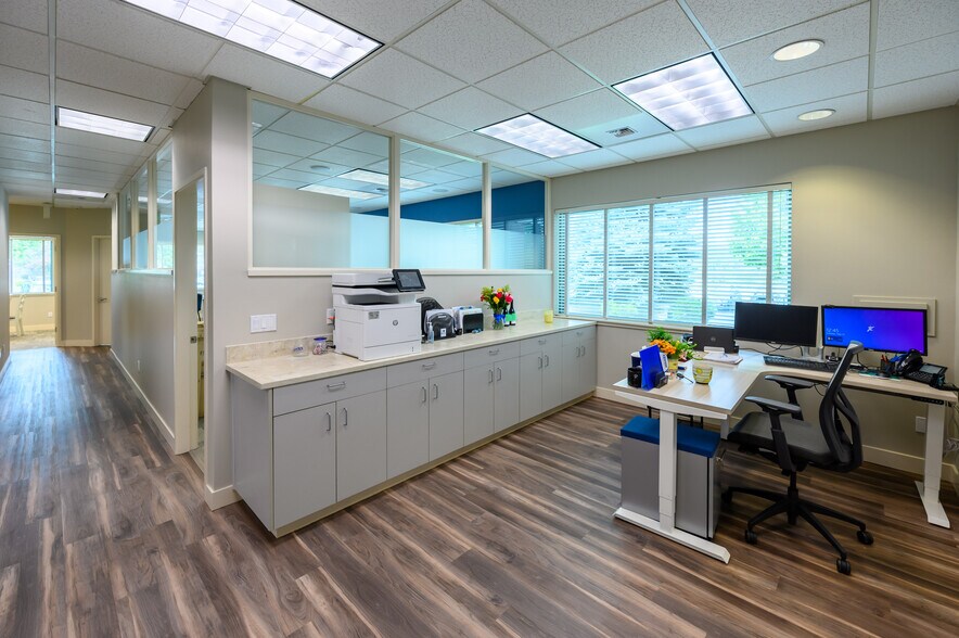 More Photos Of 296 SW Columbia St, Bend Office For Sale