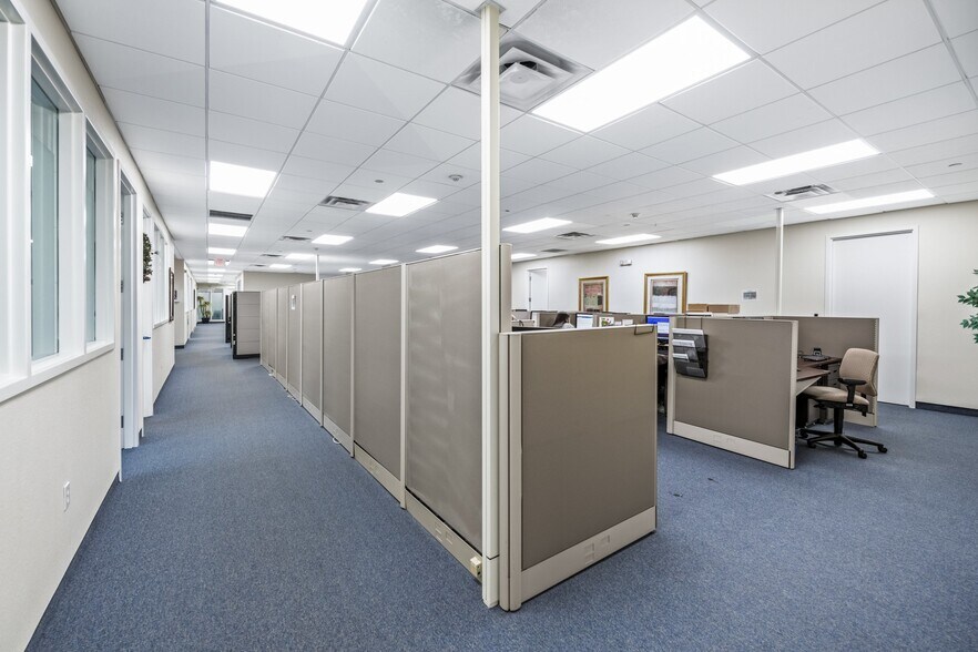 More Photos Of 6015 31st St E, Bradenton Office For Sale
