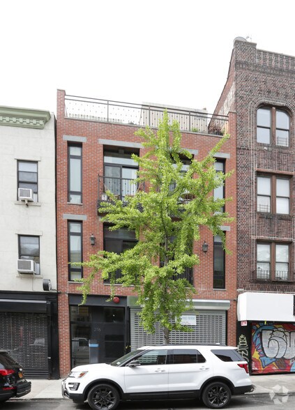 More Photos Of 276 Grand St, Brooklyn Storefront Retail Residential For Lease