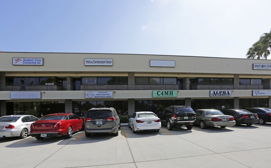 More Photos Of 367 Interstate Blvd, Sarasota Showroom For Lease