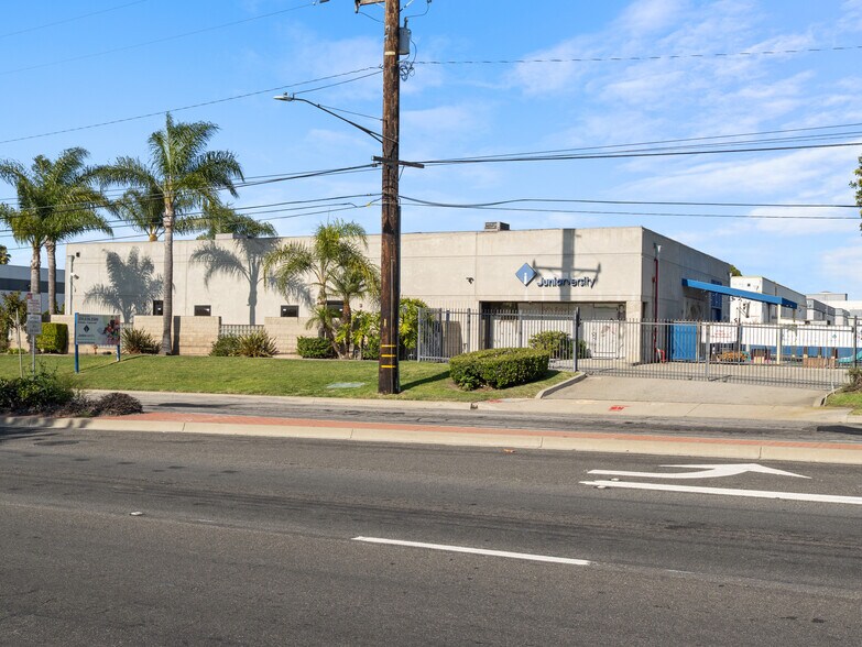 More Photos Of 2350-2400 S Central Ave, Compton Warehouse For Lease