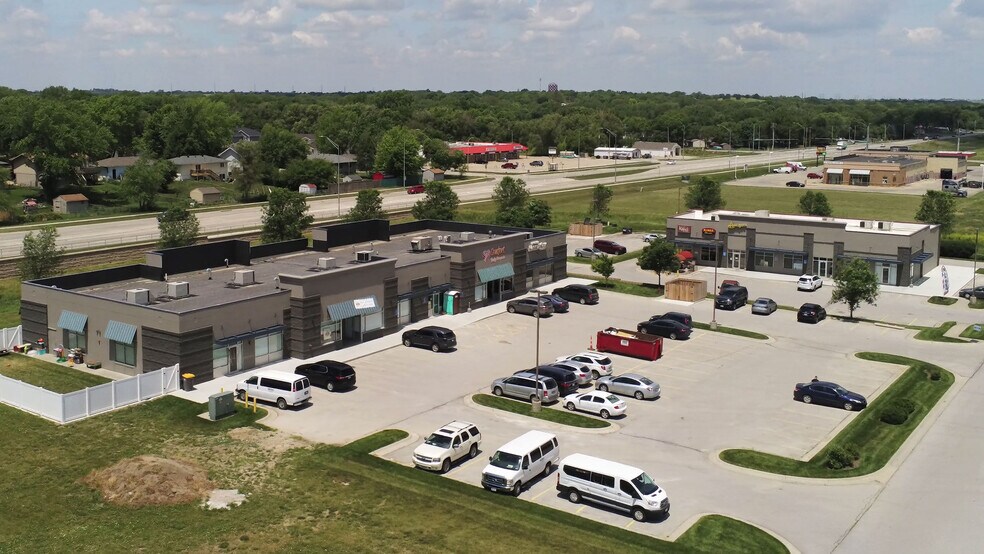 More Photos Of 4750 W Huntington Ave, Lincoln Freestanding For Lease