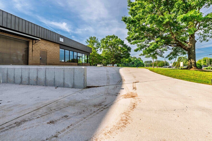 More Photos Of 494 Richardson Rd SE, Calhoun Freestanding For Sale
