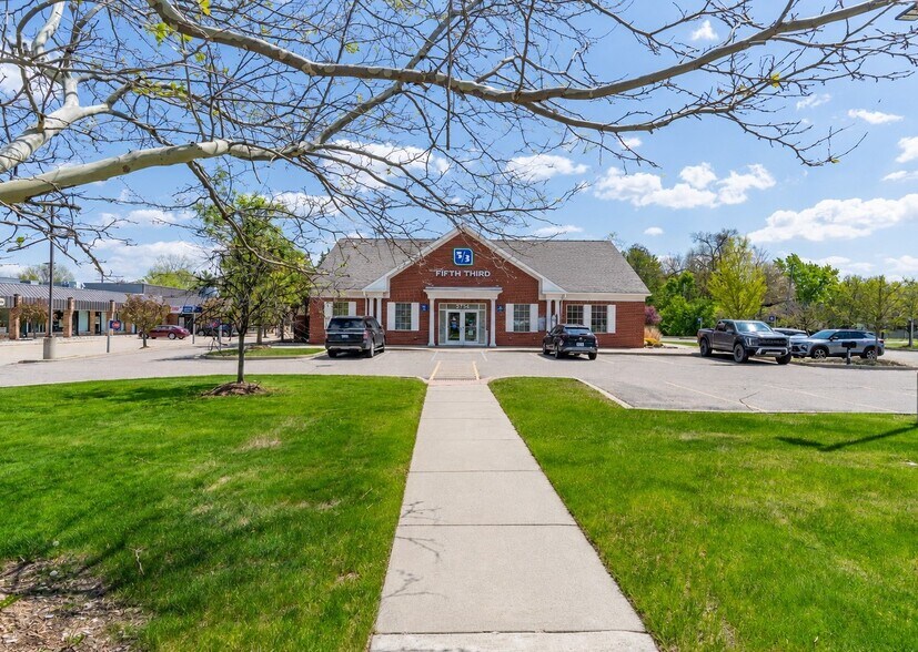 Primary Photo Of 3754 Rochester Rd, Troy Bank For Lease
