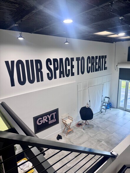 More Photos Of 5405 Taylor Rd, Naples Showroom For Sale