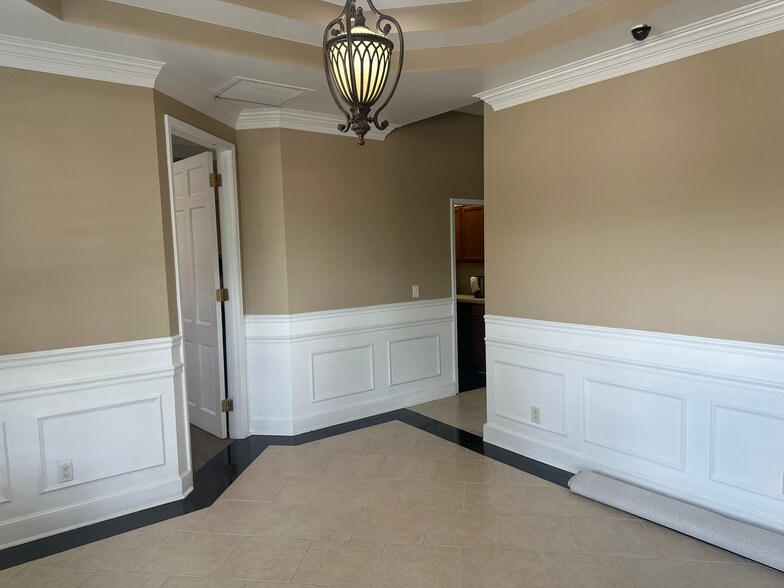 More Photos Of 9600 Sunbeam Ctr, Jacksonville Office For Sale