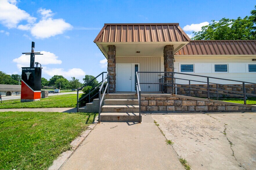 More Photos Of 700 S Main St, Grove Medical For Sale