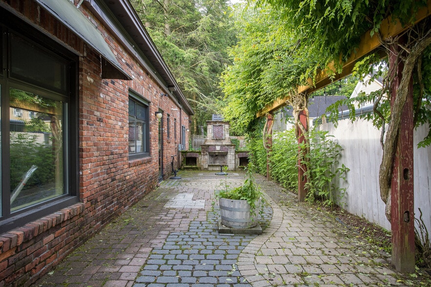 More Photos Of 18 Elm Ct, Sheffield Restaurant For Sale