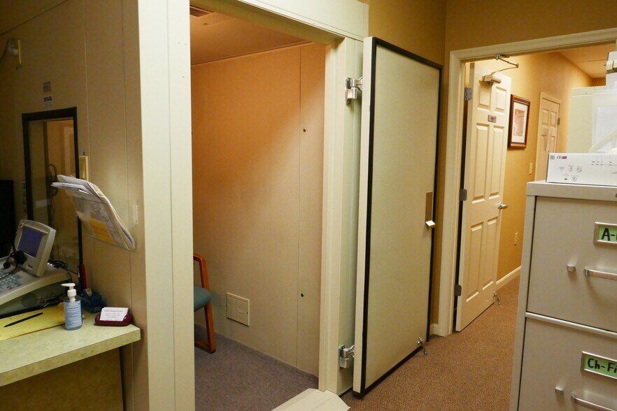 More Photos Of 142 Linden Dr, Winchester Office For Sale